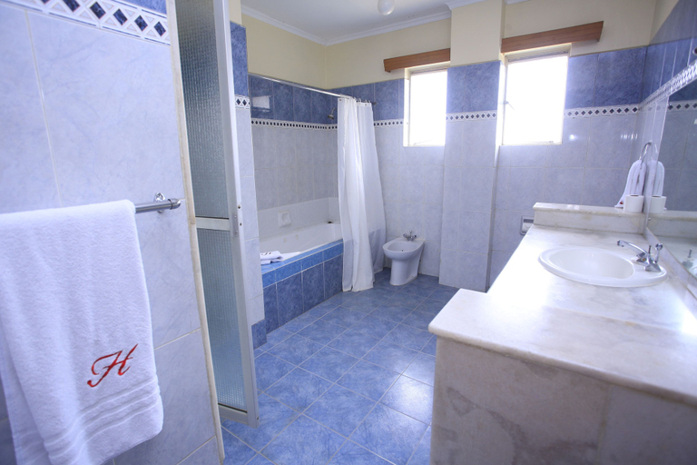 Bathroom 5, Hillpark Hotel, Kibra