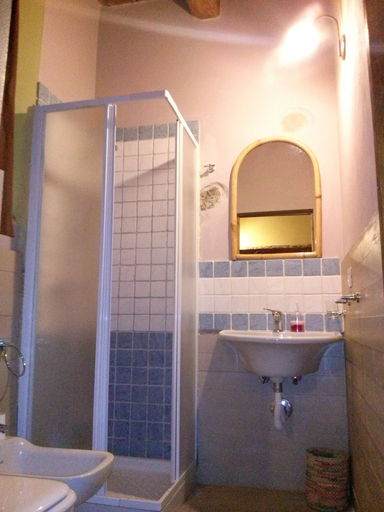 Bathroom 2, La Coccinella, Lucca