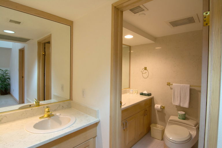 Bathroom 4, Alupang Beach Tower