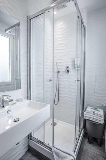 Bathroom 4, Hotel Prince Albert Wagram, Paris