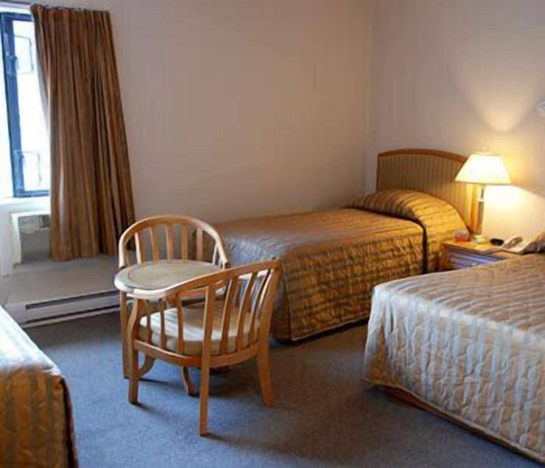 Bedroom 3, Hotel DeOro, Squamish-Lillooet