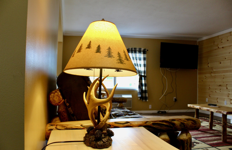 Others 5, The Motel Montreal, Warren