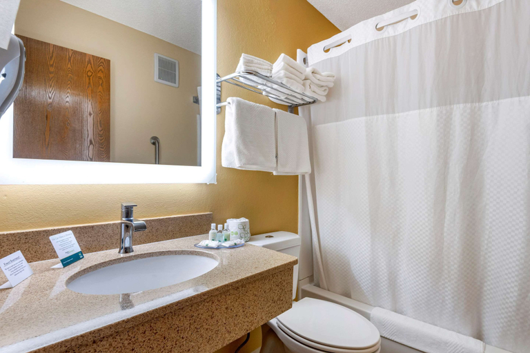 Bathroom 4, Quality Inn Sanford - Kennebunk, York