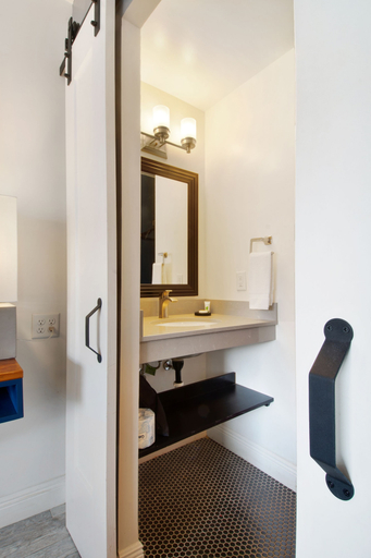 Bathroom 4, The Iris Motel, Orleans