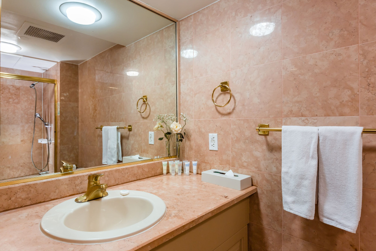 Bathroom 4, Alupang Beach Tower