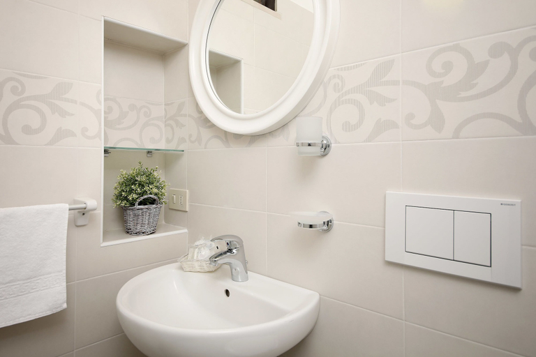 Bathroom 5, Hotel Lungomare Cattolica, Rimini