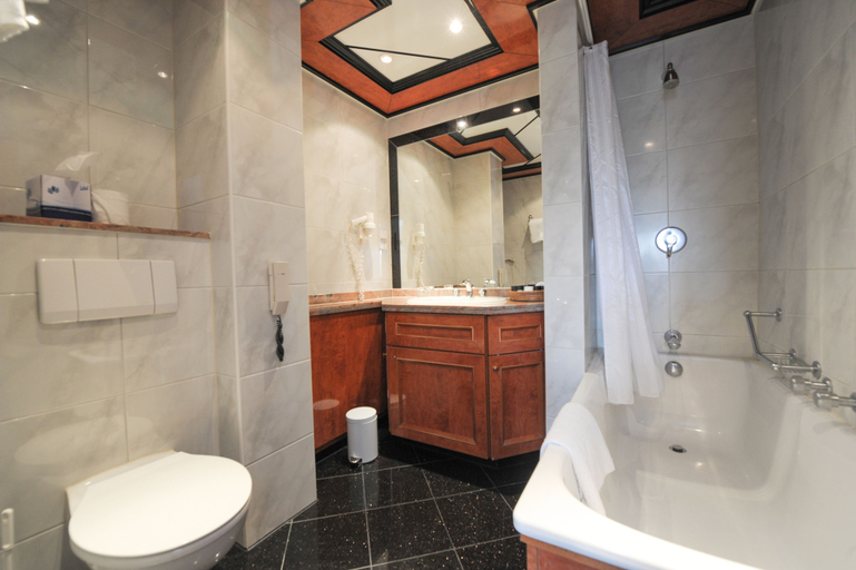 Bathroom 5, Fredrick's Hotel Restaurant & Spa, Windsor and Maidenhead