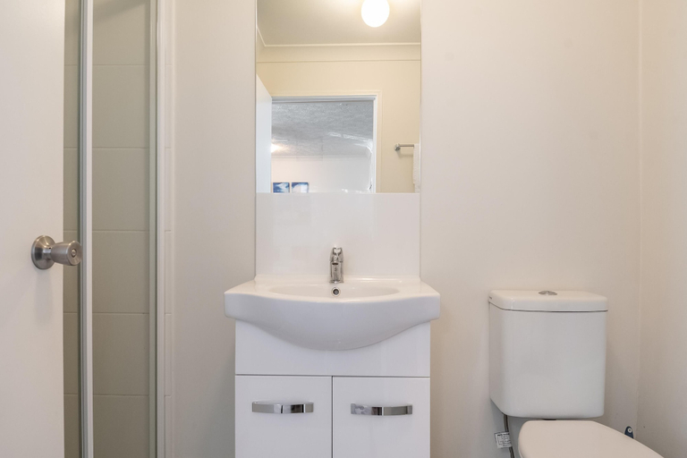 Bathroom 4, Byron Central Apartments, Byron