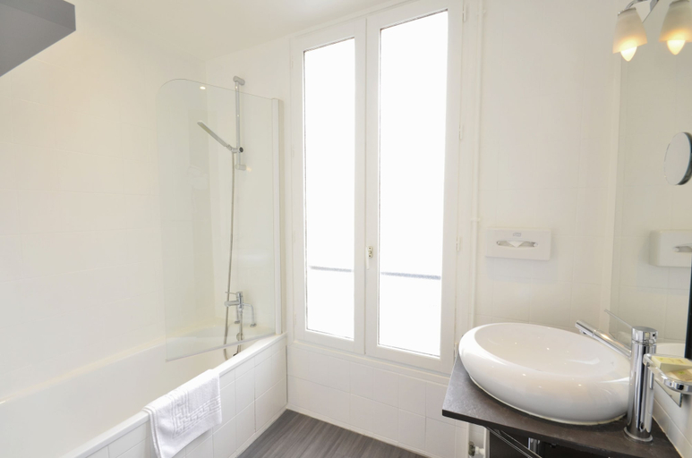 Bathroom 4, Jardin de Villiers, Paris