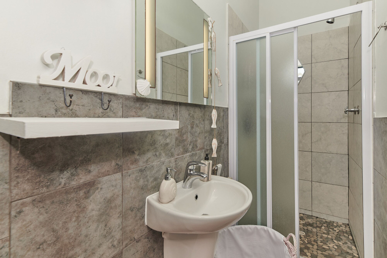 Bathroom 4, Fraai Uitzicht Struisbaai, Overberg
