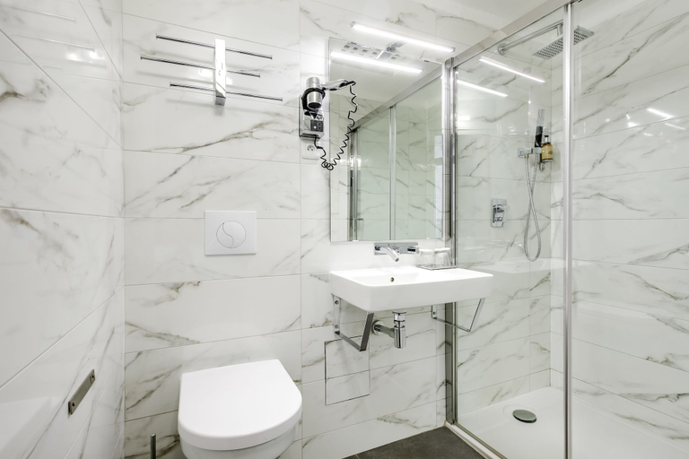 Bathroom 4, Hotel Opéra Maintenon, Paris