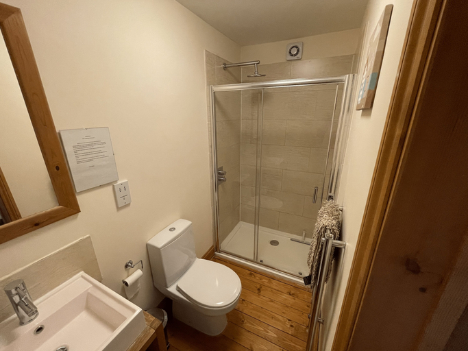 Bathroom 3, Whitehouse Guest House, Cambridgeshire
