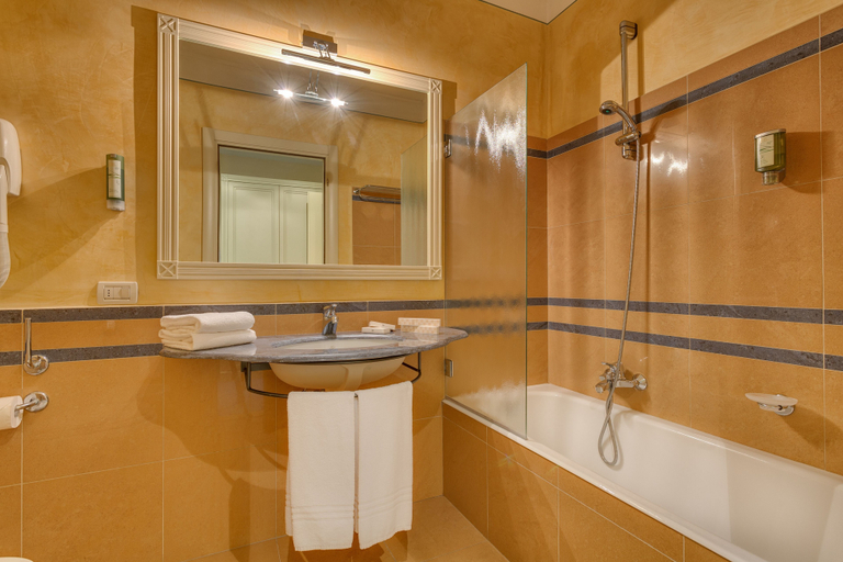 Bathroom 4, Hotel Continental Brescia, Brescia