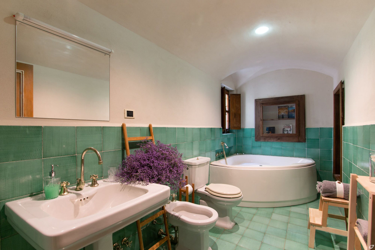 Bathroom 3, Villa Doriana, Lucca