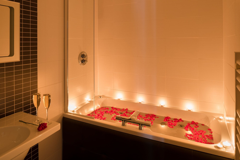 Bathroom 4, Carlton Hotel, South Ayrshire