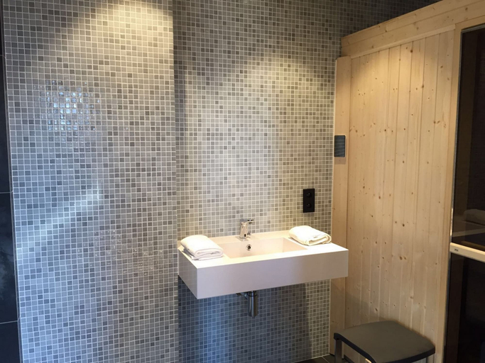 Bathroom 5, Hôtel Cannes Centre Univers, Alpes-Maritimes