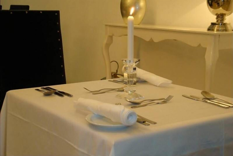 Food & Drinks 5, The Aknac Hotel, Tema
