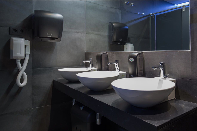 Bathroom 3, Airhostel, Barcelona