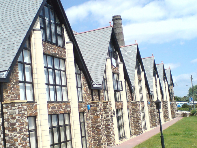 Exterior & Views