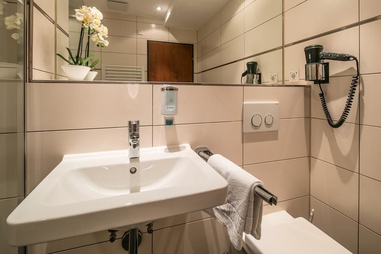 Bathroom 5, Hotel am Krone Park, Fürstenfeldbruck