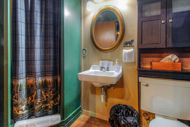 Bathroom 4, Redwoods River Resort, Mendocino