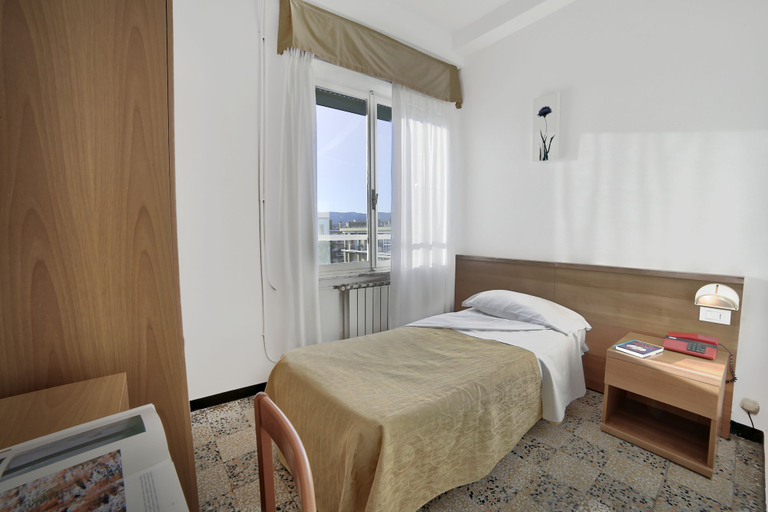 Bedroom 3, Hotel Mayola, Imperia