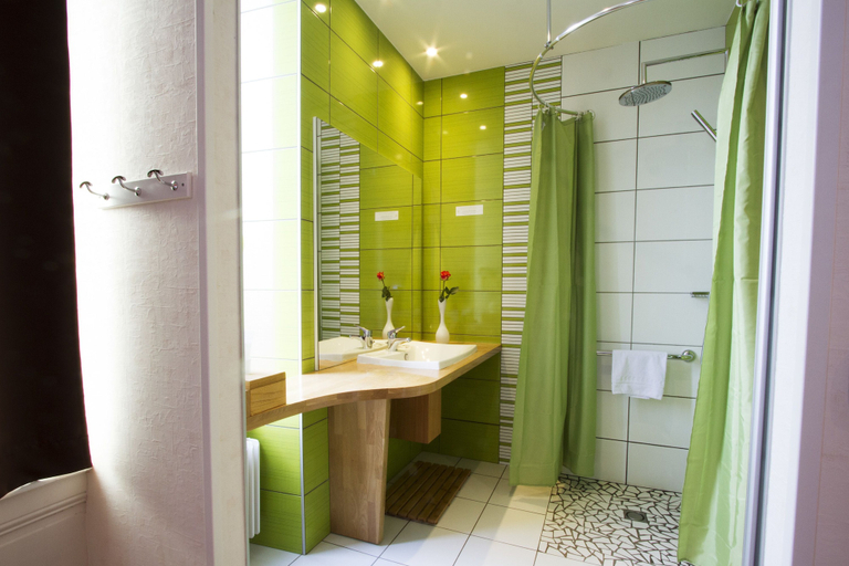 Bathroom 5, Brit Hotel Roanne - Le Grand Hotel, Loire