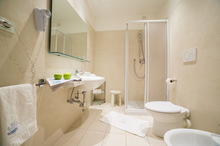 Bathroom 5, Hotel Terme Delle Nazioni, Padua