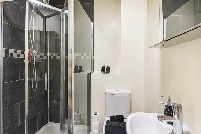 Bathroom 3, Orchid House Serviced Apartment, Hertfordshire