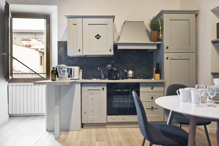 Private kitchen 4, A Few Steps to The Duomo Beautiful 2BD Apt, Florence
