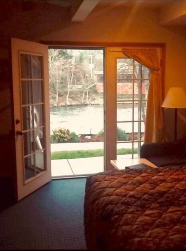Bedroom 2, Edgewater Inn Shady Cove, Jackson