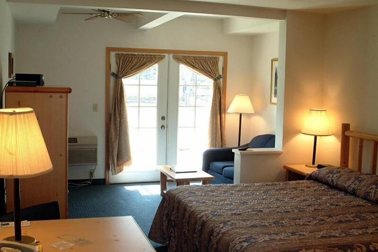 Bedroom 3, Edgewater Inn Shady Cove, Jackson