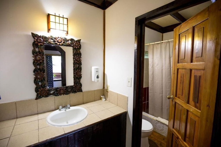 Bathroom 3, Mango Inn Resort, Utila
