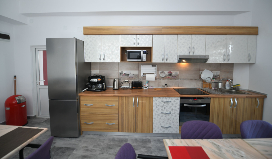 Others 5, Pensiunea Trident, Hateg