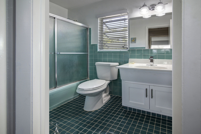 Bathroom 5, May-Dee Suites, Broward