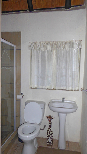 Bathroom 4, Kruger Cottage, Ehlanzeni