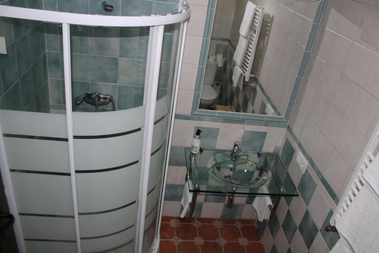 Bathroom 4, Aguas del Venero, Cáceres