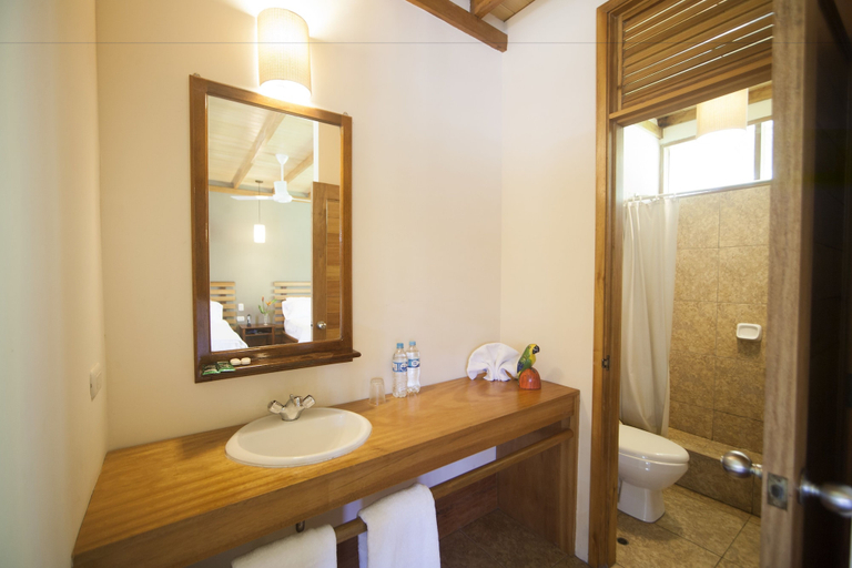 Bathroom 4, Heliconia Amazon River Lodge, Maynas