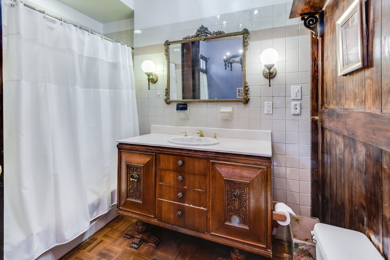 Bathroom 3, Royal Barracks Guest House, Orleans