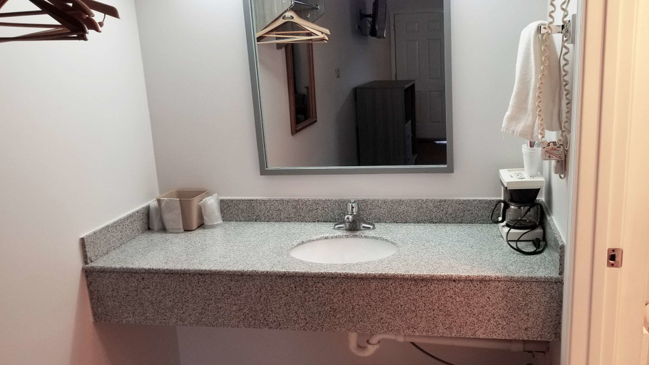Bathroom 4, Old Bardstown Inn, Nelson