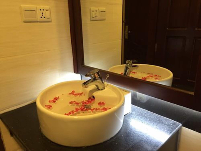 Bathroom 3, Royal Pavilion Hotel, Yangon