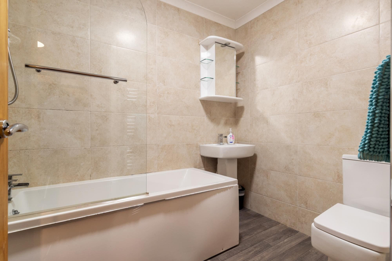 Bathroom, Mermaid Apartment - Sea Front Apartment With Views, Pembrokeshire