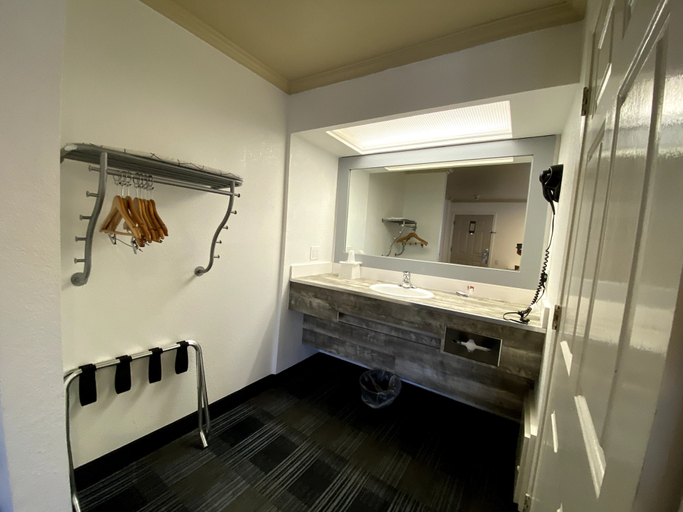 Bathroom 4, BridgePoint Inn Daly City, San Mateo