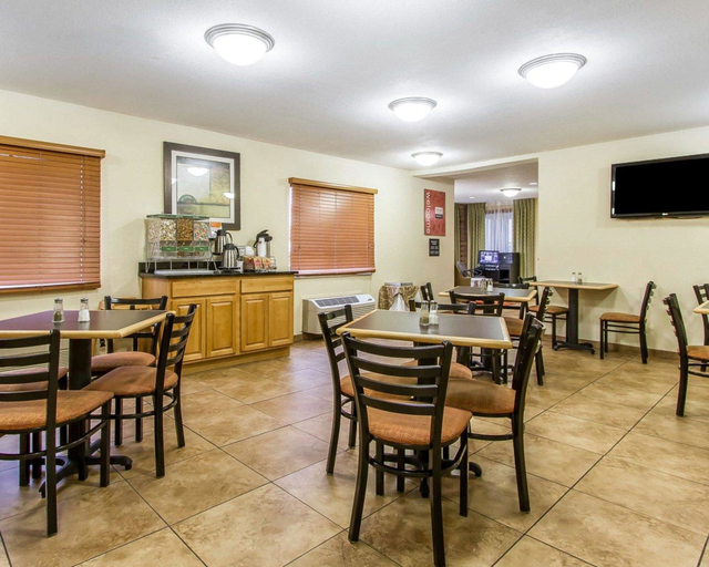 Food & Drinks 5, Quality Inn Macomb near University Area, McDonough