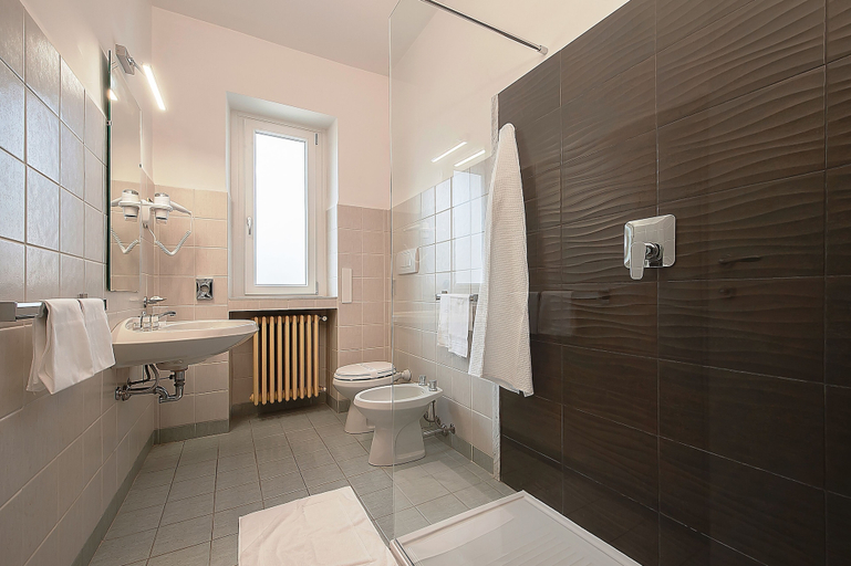 Bathroom 4, Hotel delle Rose, Perugia