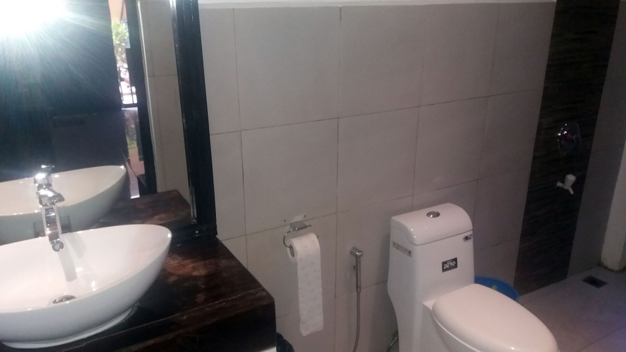 Bathroom 4, Peace and Love Resort, San Vicente