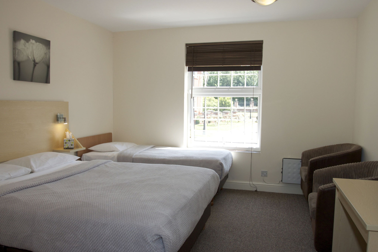 Bedroom 2, Elme Hall Hotel - FREE Parking - Ideal for contractors - Shared Kitchen, Cambridgeshire