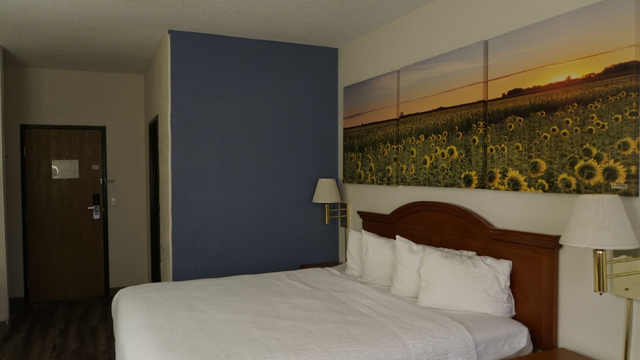 Bedroom 3, Days Inn by Wyndham Topeka, Shawnee
