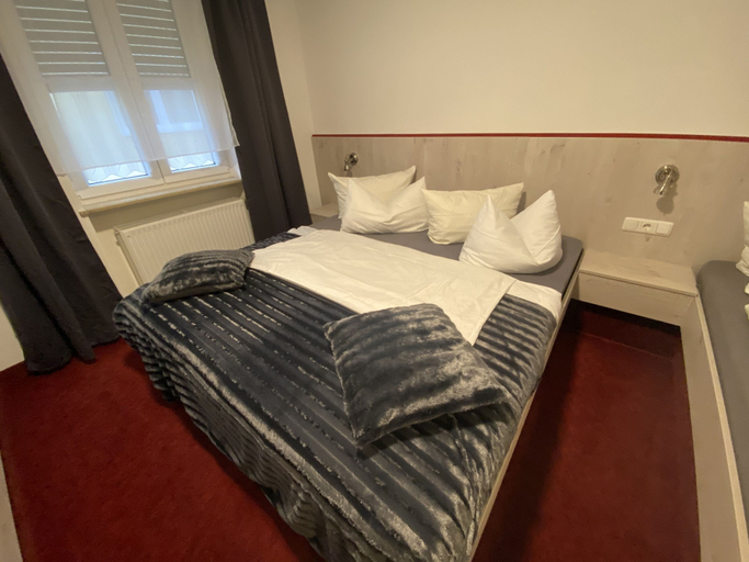 Bedroom 3, Hotel Wilder Mann Ristorante Pizzeria Lo Scoglio, Ansbach