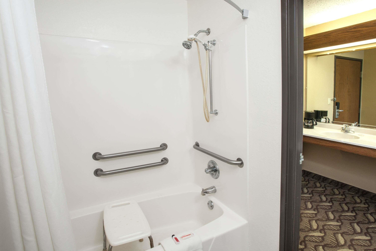 Bathroom 3, Super 8 by Wyndham Dwight, Grundy